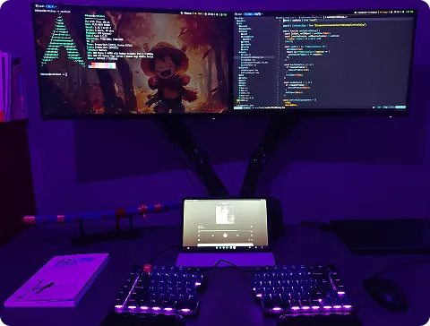 Mi escritorio de trabajo con dos monitores y teclado mecánico